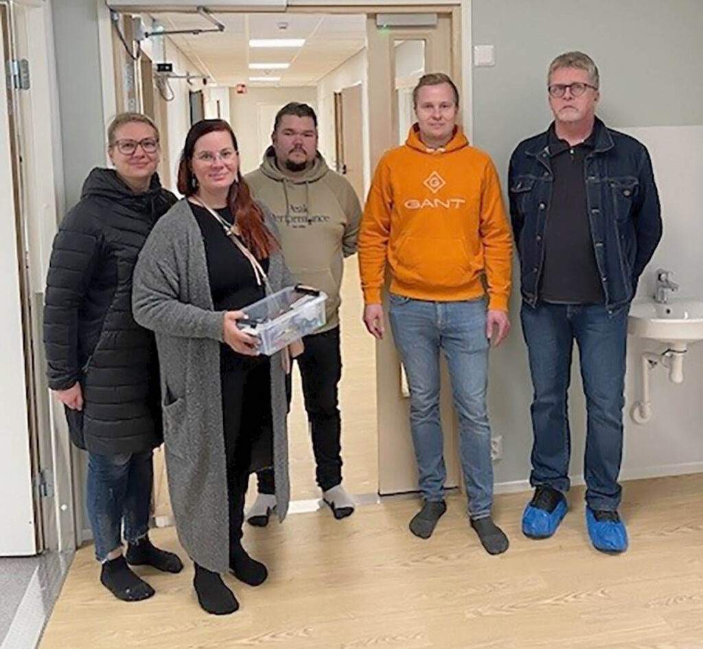 Onnikoti valon luovutustilaisuus järjestettiin syyskuun viimeisenä päivänä. Kuvassa vas. Maria Kylänpää, projektipäällikkö Mehiläinen, Mari Sisso, yksikön johtaja Mehiläinen Onnikodit, Teemu Ruokolainen, työpäällikkö ja vastaava mestari Vexatec & PKR, Joona Leipivaara, työnjohtaja Vexatec & PKR ja Pentti Leskinen, rakennustyön valvoja.